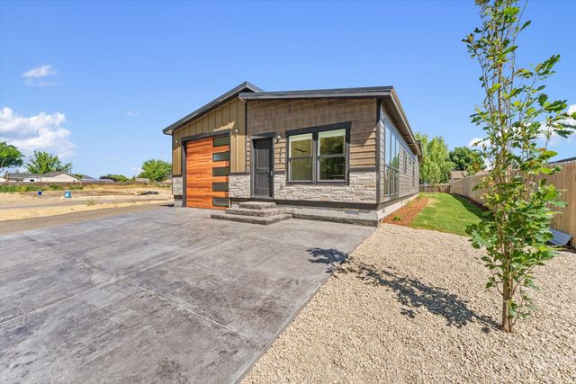 398 W London St, Middleton, ID 83644