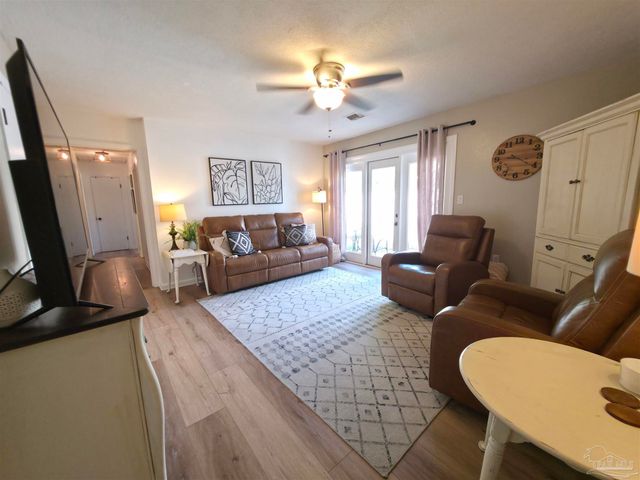 6533 College Dr, Milton, FL 32570