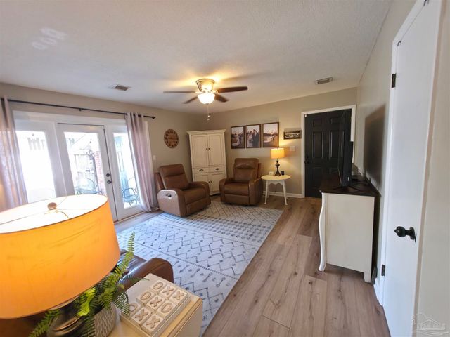 6533 College Dr, Milton, FL 32570