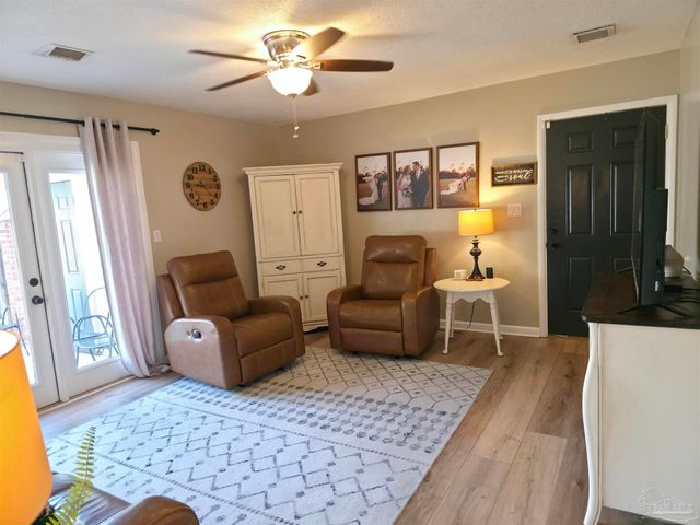 6533 College Dr, Milton, FL 32570
