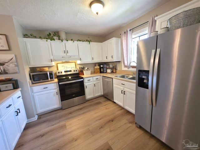 6533 College Dr, Milton, FL 32570