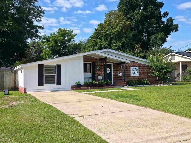 6533 College Dr, Milton, FL 32570