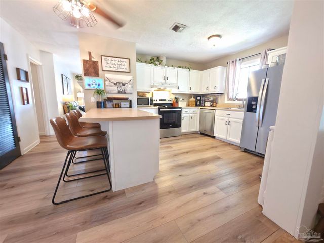 6533 College Dr, Milton, FL 32570