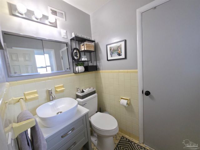 6533 College Dr, Milton, FL 32570