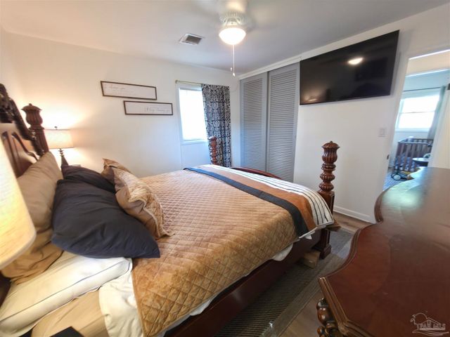 6533 College Dr, Milton, FL 32570