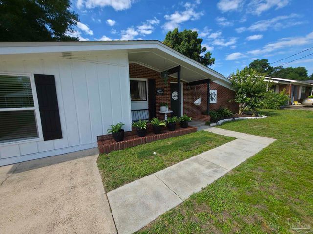 6533 College Dr, Milton, FL 32570