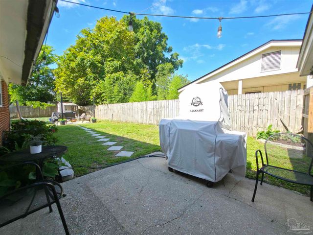 6533 College Dr, Milton, FL 32570