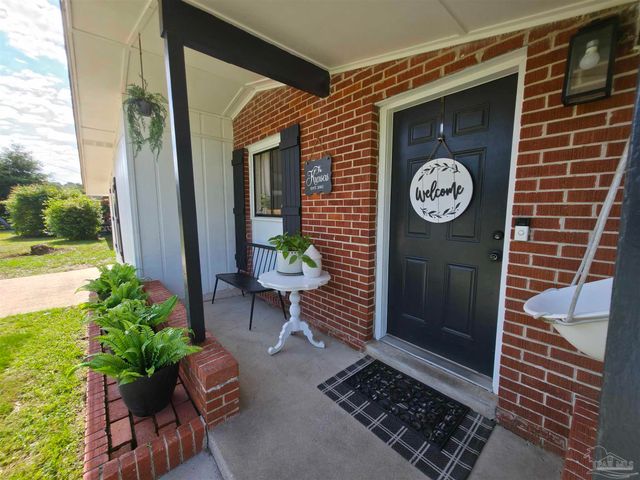 6533 College Dr, Milton, FL 32570