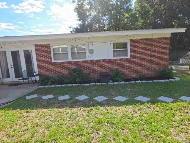 6533 College Dr, Milton, FL 32570