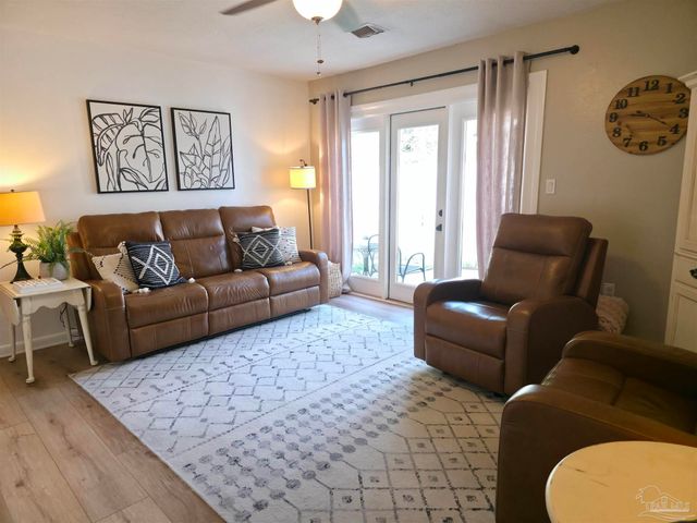 6533 College Dr, Milton, FL 32570