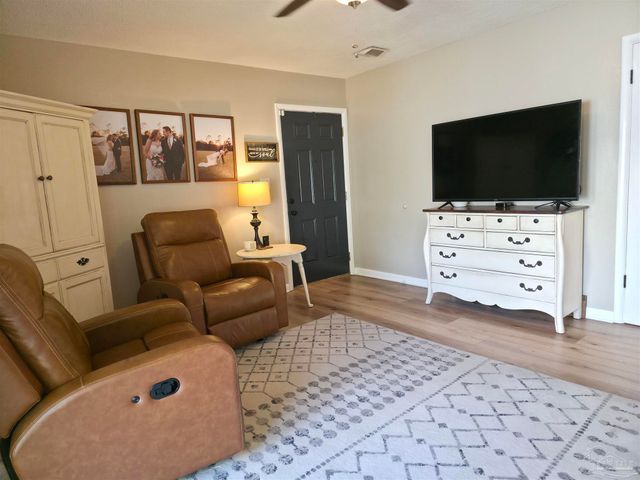6533 College Dr, Milton, FL 32570