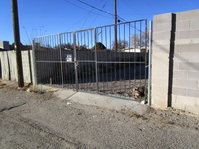 1009 Dakota Street NE, Albuquerque, NM 87110