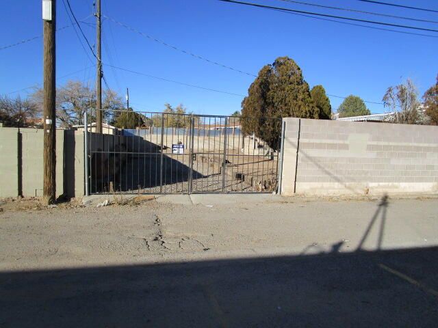 1009 Dakota Street NE, Albuquerque, NM 87110