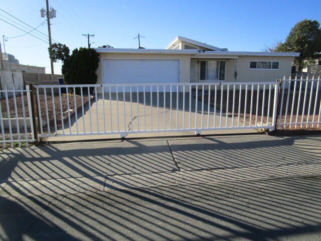 1009 Dakota Street NE, Albuquerque, NM 87110