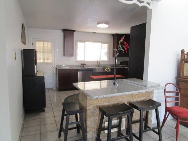 1009 Dakota Street NE, Albuquerque, NM 87110