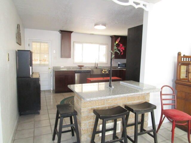 1009 Dakota Street NE, Albuquerque, NM 87110