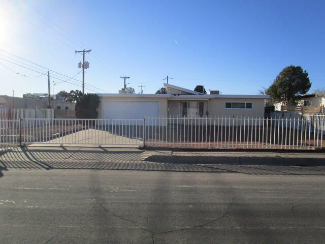 1009 Dakota Street NE, Albuquerque, NM 87110