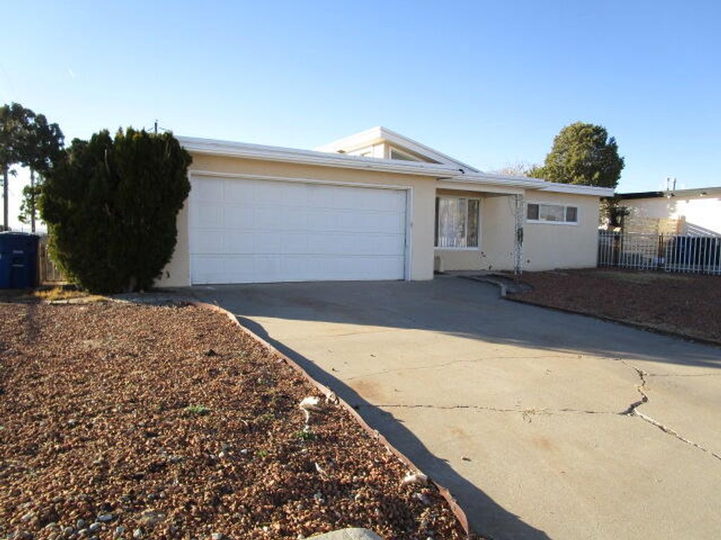 1009 Dakota Street NE, Albuquerque, NM 87110
