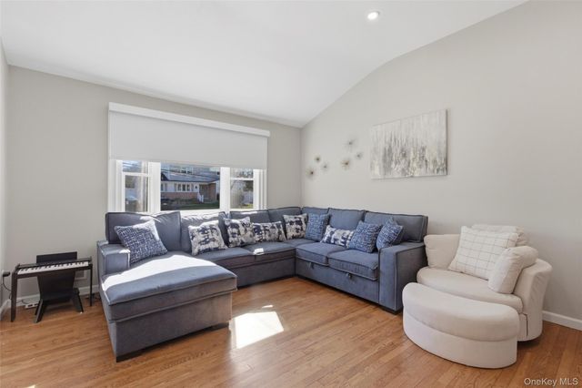 10 Weldon Lane, Farmingville, NY 11738