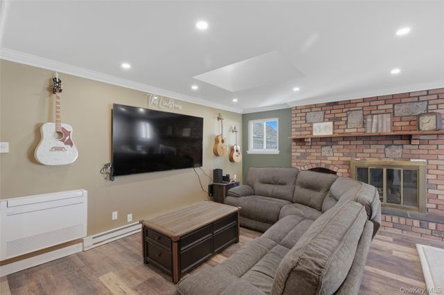 10 Weldon Lane, Farmingville, NY 11738