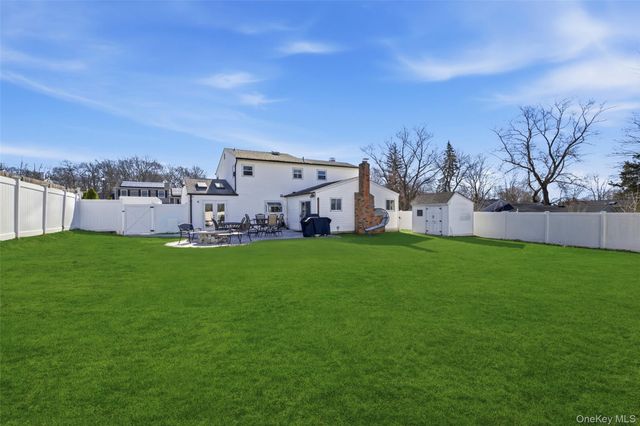 10 Weldon Lane, Farmingville, NY 11738