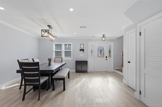 10 Weldon Lane, Farmingville, NY 11738