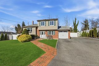 10 Weldon Lane, Farmingville, NY 11738