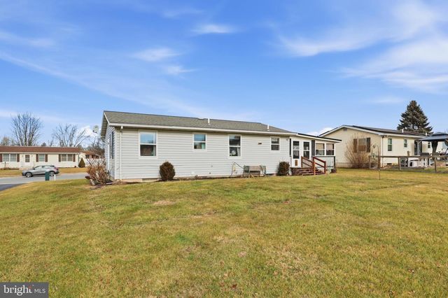 22 SPRUCE LN, New Oxford, PA 17350