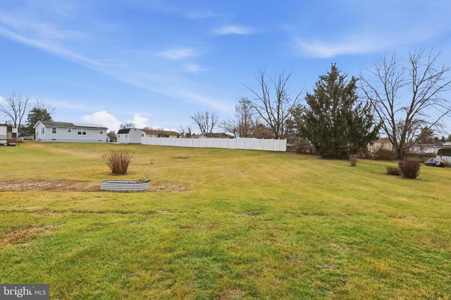 22 SPRUCE LN, New Oxford, PA 17350