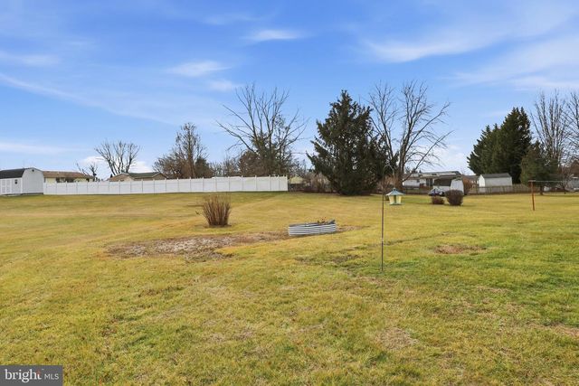 22 SPRUCE LN, New Oxford, PA 17350