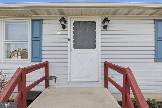 22 SPRUCE LN, New Oxford, PA 17350