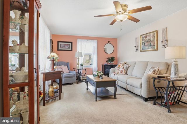 22 SPRUCE LN, New Oxford, PA 17350