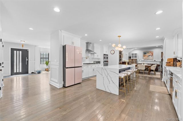 2 Pine Drive S, Roslyn, NY 11576
