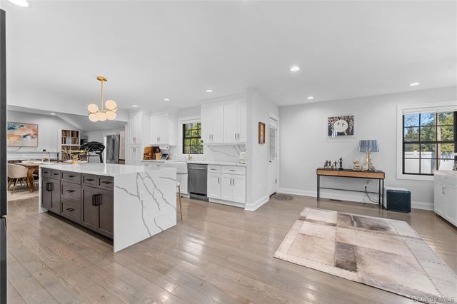 2 Pine Drive S, Roslyn, NY 11576