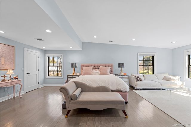 2 Pine Drive S, Roslyn, NY 11576