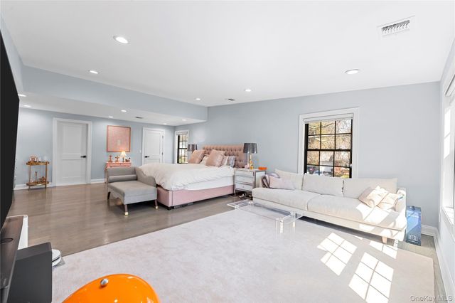 2 Pine Drive S, Roslyn, NY 11576