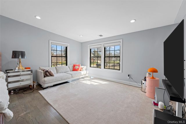 2 Pine Drive S, Roslyn, NY 11576