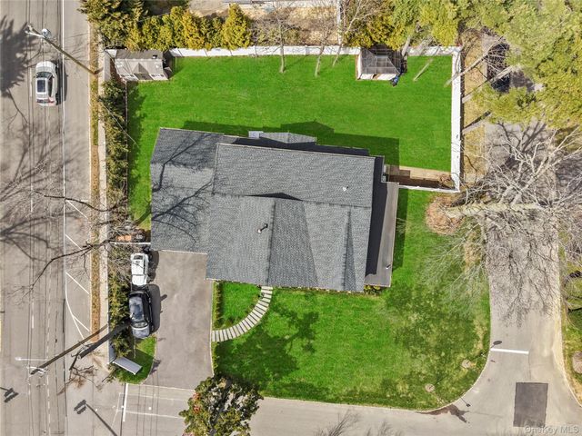 2 Pine Drive S, Roslyn, NY 11576