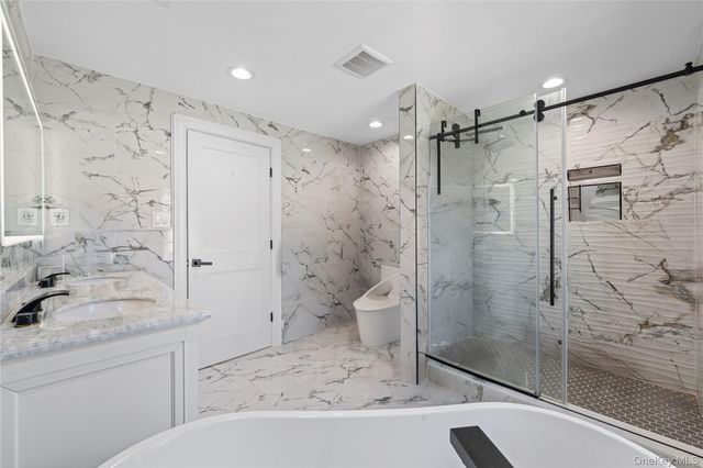 2 Pine Drive S, Roslyn, NY 11576