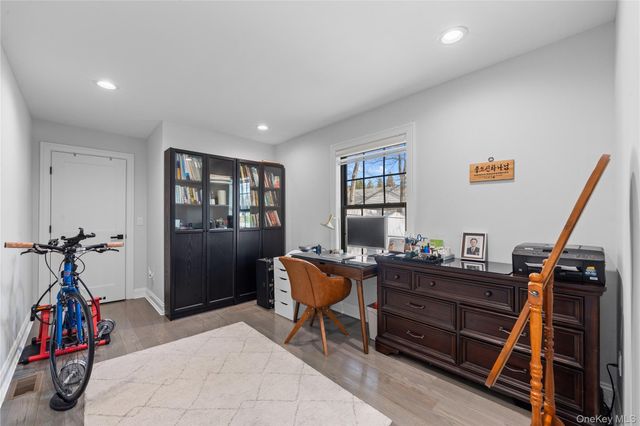 2 Pine Drive S, Roslyn, NY 11576