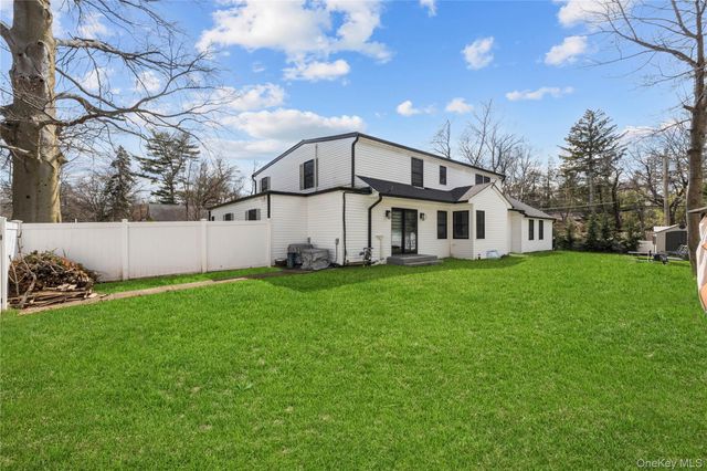 2 Pine Drive S, Roslyn, NY 11576