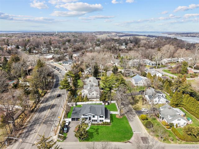 2 Pine Drive S, Roslyn, NY 11576