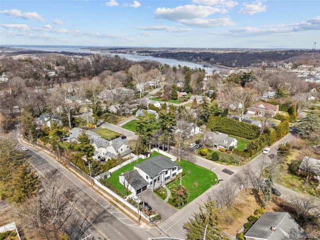 2 Pine Drive S, Roslyn, NY 11576