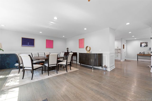 2 Pine Drive S, Roslyn, NY 11576