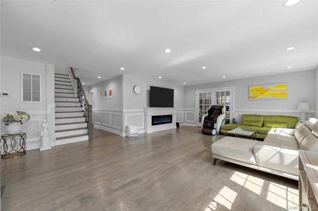 2 Pine Drive S, Roslyn, NY 11576