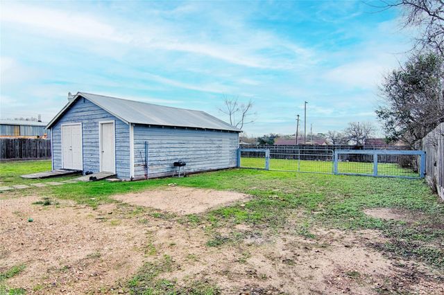 820 N Jefferson ST, La Grange, TX 78945