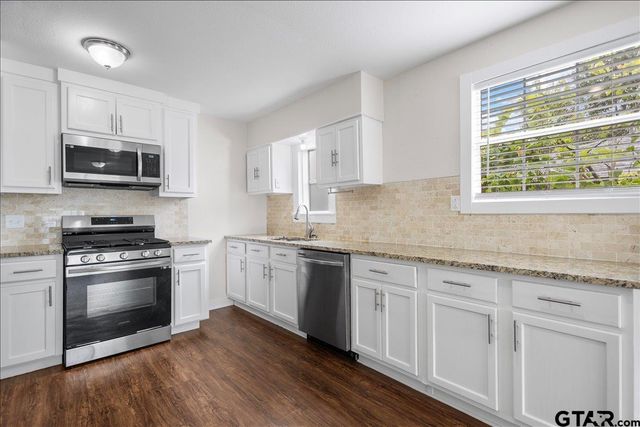 2001 E Lake, Tyler, TX 75701