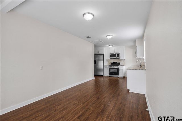 2001 E Lake, Tyler, TX 75701