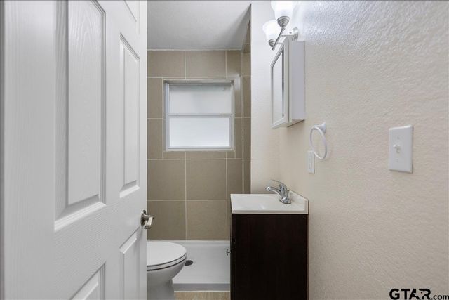 2001 E Lake, Tyler, TX 75701