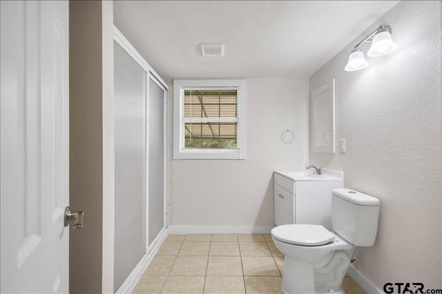 2001 E Lake, Tyler, TX 75701